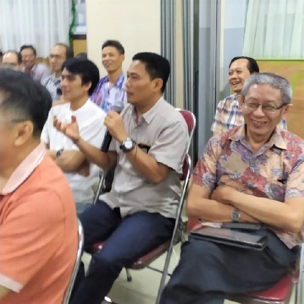 Pesertapun tersenyum saat ada peserta yang menyanggah Romo kami tidak pernah bercita cita jadi Ketua lingkungan